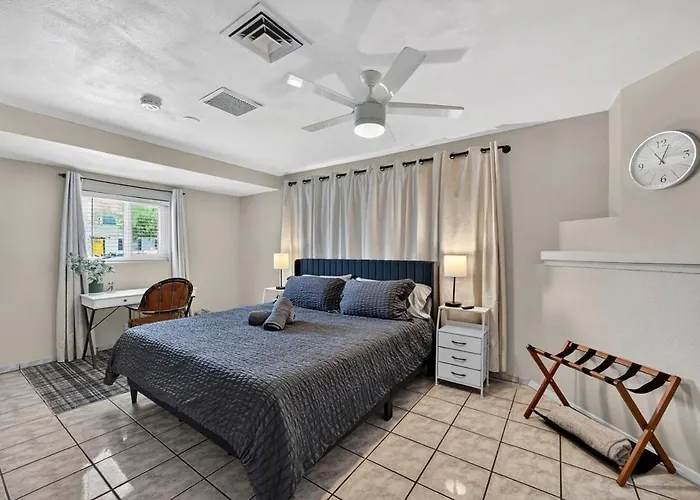 Lux Mins 2 Sky Harbor Honorhealth Dignity Hlt Holiday home