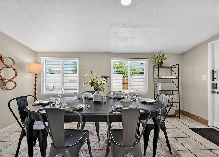 Lux Mins 2 Sky Harbor Honorhealth Dignity Hlt Holiday home *