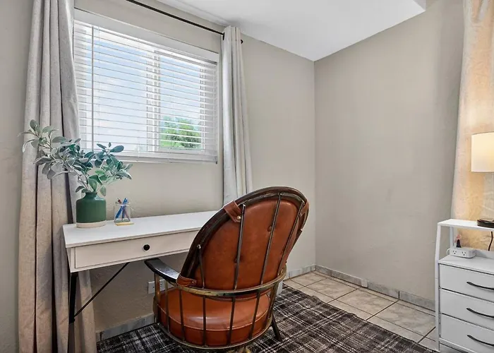 Lux Mins 2 Sky Harbor Honorhealth Dignity Hlt Holiday home